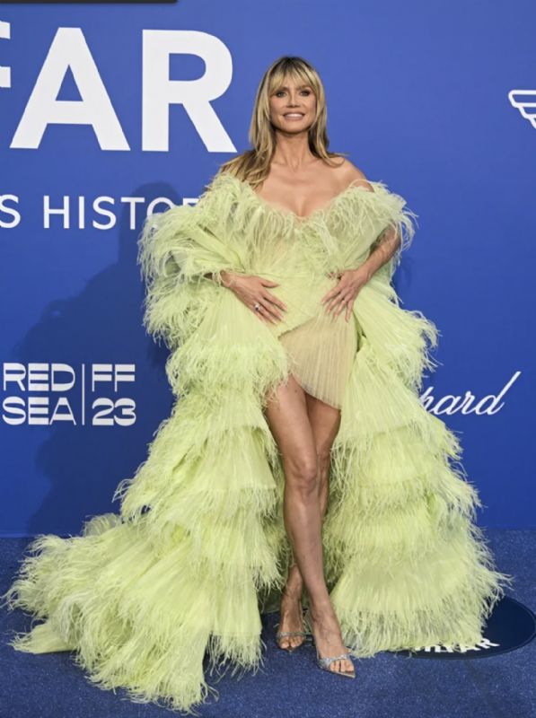 AMFAR CANNES GALASI EN Y KIRMIZI HALI STLLER