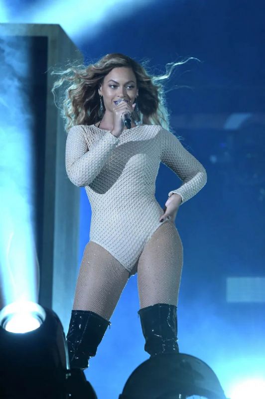 BEYONCE`NN EN Y SAHNE KOSTMLER