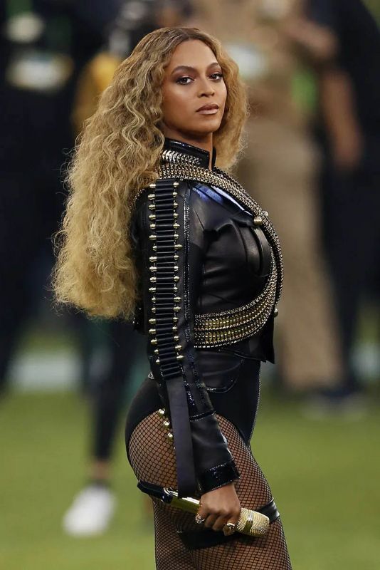 BEYONCE`NN EN Y SAHNE KOSTMLER