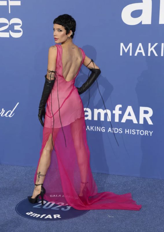 AMFAR CANNES GALASI EN Y KIRMIZI HALI STLLER